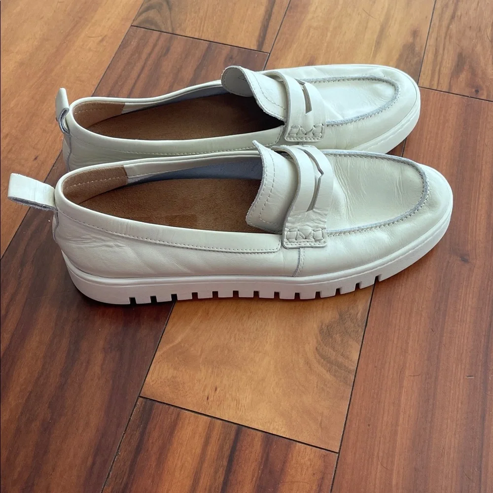 NWOT Vionic Cream Leather Loafers 8.5 - Picture 2 of 10
